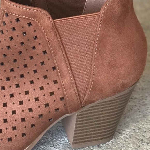 1LEFT! City Cognac Brown stacked Heel V Cut Bootie - Picture 5 of 5